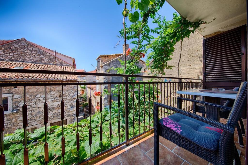 Apartments Villa Anka Komiza Luaran gambar