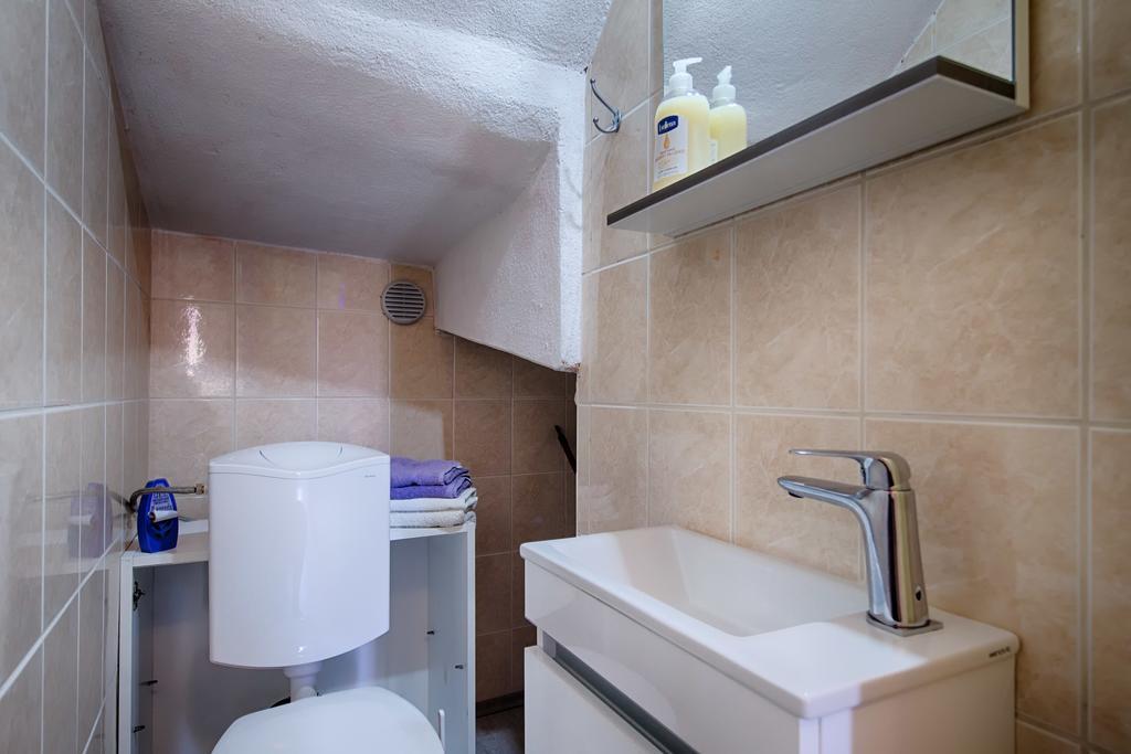 Apartments Villa Anka Komiza Luaran gambar